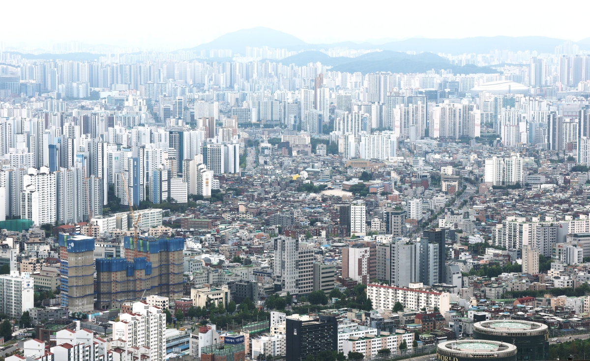 30일 서울 영등포구 여의도 63빌딩 전망대에서 바라본 시내 곳곳에 자리 잡은 아파트 전경. 2026.8.30. 연합뉴스