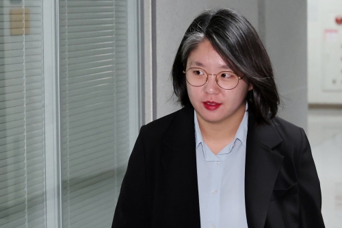 thumbnail - 용혜인, 무임승차에 투잡 논란까지<br>빛바랜 90년대생 장관, 여권도 비판