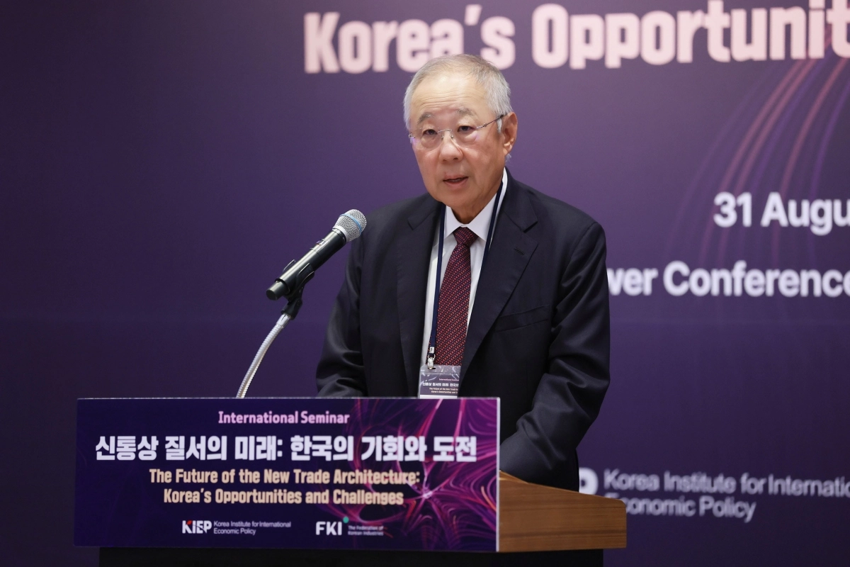 류진 한국경제인협회 회장이 31일 FKI타워에서 열린 ‘신통상 질서의 미래: 한국의 기회와 도전’ 국제 세미나에 참석해 인사말을 하고 있다. 이번 세미나는 다자무역체제 약화, 글로벌 공급망 재편, 보호주의 확산 속에서 한국의 통상 전략 선택지를 기회와 도전 양면에서 점검하기 위해 마련됐다. 한경협 제공