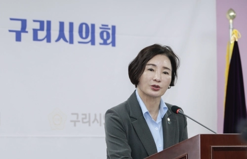 양경애 구리시의회 의장이 31일 현안브리핑을 열고 정례회 일정 및 주요 안건을 설명하고 있다.
