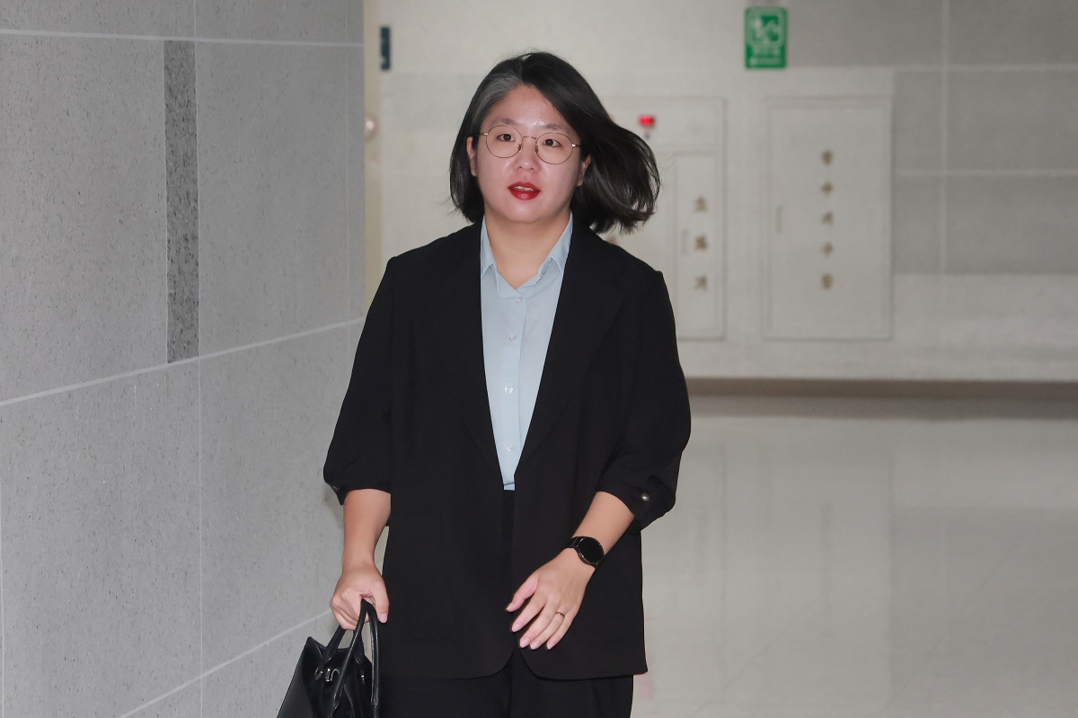 성평등가족부 장관 후보자인 기본소득당 용혜인 원내대표가 31일 국회 의원회관 자신의 사무실로 출근하고 있다. 2026.8.31 연합뉴스