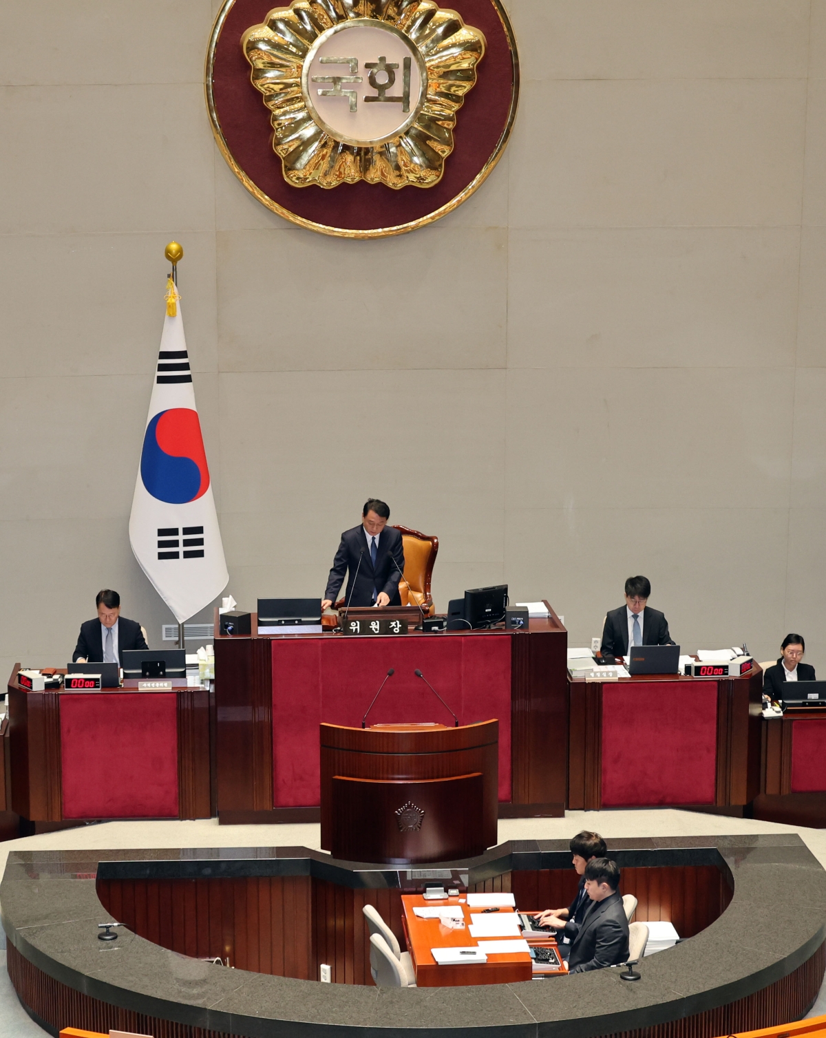 이광재 국회 예산결산특별위원회 위원장이 31일 여의도 국회에서 제438회국회(임시회) 예결위 제4차 전체회의를 주재하고 있다. 국회는 이튿날인 9월 1일 정기국회 개회식을 열고 100일간의 대장정에 돌입한다. 800조원대 역대 최대 예산안과 100조원 규모 미래대응기금 설치를 비롯해 검찰개혁 후속 입법, 메가특구특별법 등 상임위마다 여야 격돌이 예고돼 있다. 뉴시스