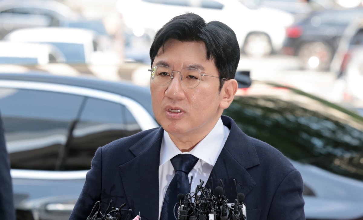 기업공개를 앞두고 투자자들을 속여 지분을 팔게 한 의혹을 받는 방시혁 하이브 의장이 지난해 9월 서울 마포구 서울경찰청 금융범죄수사대에 피의자 신분으로 출석하며 취재진 질문에 답하고 있다. 연합뉴스