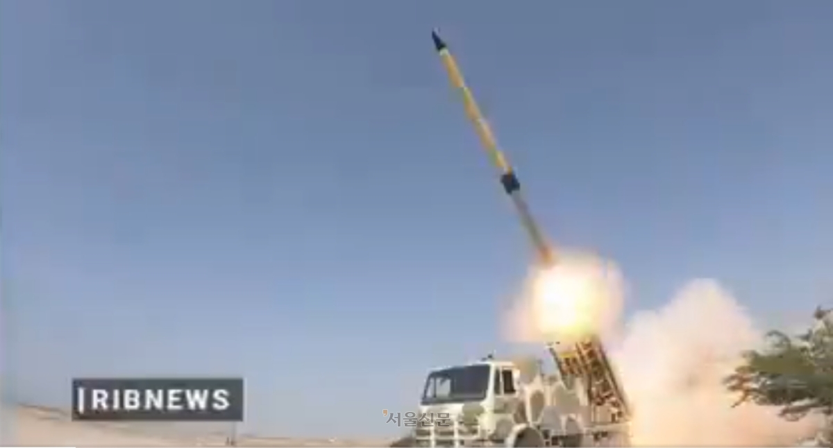 미군이 30일(현지 시간) 호르무즈해협 라라크섬에 있는 이란 이슬람혁명수비대(IRGC)의 미사일 발사대를 타격했다. 이란은 즉각 보복에 나섰다. Current Report X 캡처