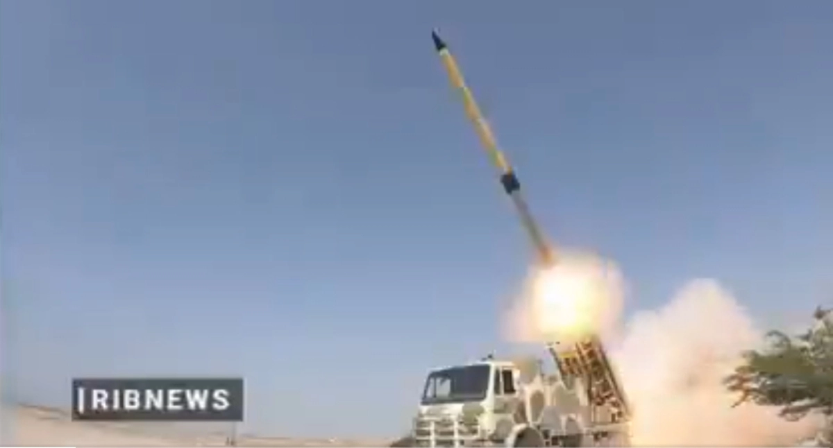 미군이 30일(현지 시간) 호르무즈해협 라라크섬에 있는 이란 이슬람혁명수비대(IRGC)의 미사일 발사대를 타격했다. 이란은 즉각 보복에 나섰다. Current Report X 캡처
