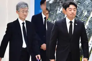李, 비서실장 보내 조희대 부친상 조문… 재제청 갈등 ‘임시 휴전’