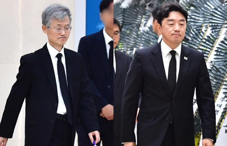 조희대 대법원장이 31일 부친의 빈소가 마련된 경북 포항시 포항성모병원 장례식장에서 발걸음을 옮기고 있다(왼쪽 사진). 오른쪽 사진은 강훈식 대통령비서실장이 이날 이재명 대통령의 지시에 따라 조 대법원장 부친상 조문을 마치고 나오는 모습. 포항 뉴스1