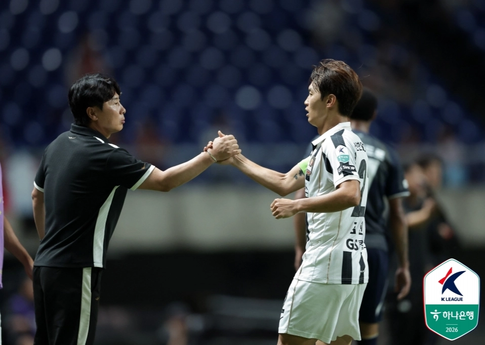 김기동(왼쪽) FC서울 감독이 지난 30일 광주월드컵경기장에서 열린 광주FC와의 2026 K리그1 26라운드 원정경기에서 전반 22분 시즌 마수걸이포를 터뜨린 주장 김진수의 손을 잡으며 격려하고 있다. 올해 부임 3년 차를 맞은 김 감독은 2016년 이후 10년 만에 서울의 리그 우승을 향해 순항하고 있다. 한국프로축구연맹 제공