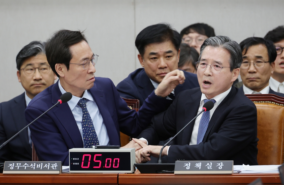 2025년 11월 18일 서울 여의도 국회에서 열린 운영위원회 전체회의에서 김용범 대통령실 정책실장이 국민의힘 김은혜 의원의 질의에 답하는 도중 언쟁을 이어가자 우상호 대통령실 정무수석이 이를 제지하고 있다. 연합뉴스