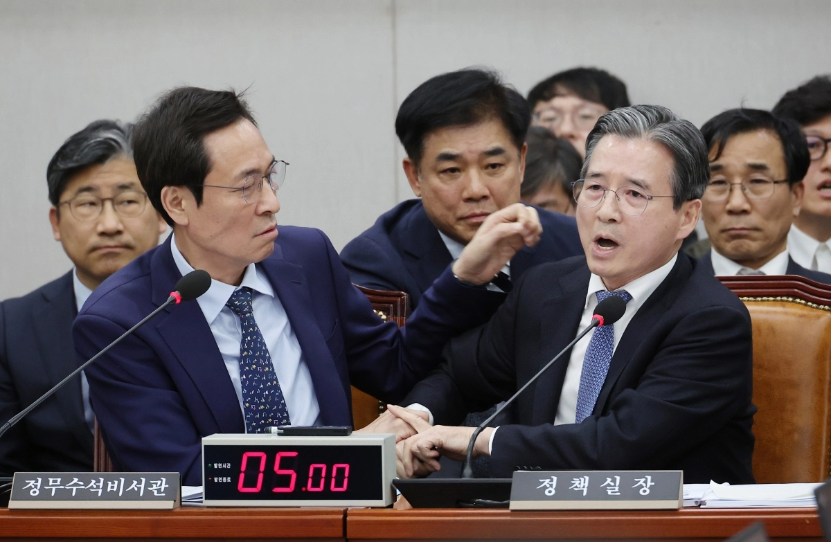 2025년 11월 18일 서울 여의도 국회에서 열린 운영위원회 전체회의에서 김용범 대통령실 정책실장이 국민의힘 김은혜 의원의 질의에 답하는 도중 언쟁을 이어가자 우상호 대통령실 정무수석이 이를 제지하고 있다. 연합뉴스