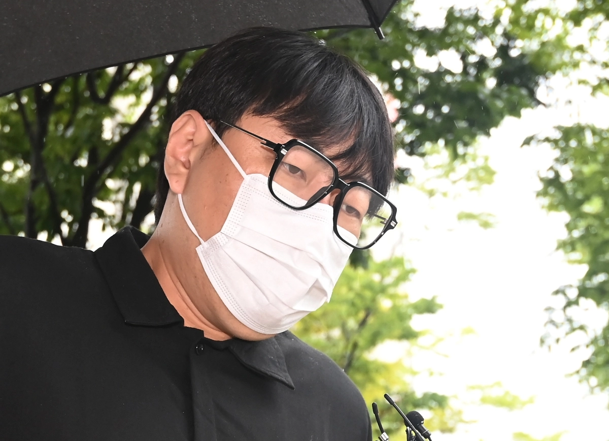 상습 불법도박과 음주운전 혐의로 기소된 코미디언 이진호가 1일 경기 여주시 수원지법 여주지원에서 열린 선고공판에 출석하고 있다. 2026.9.1 뉴시스