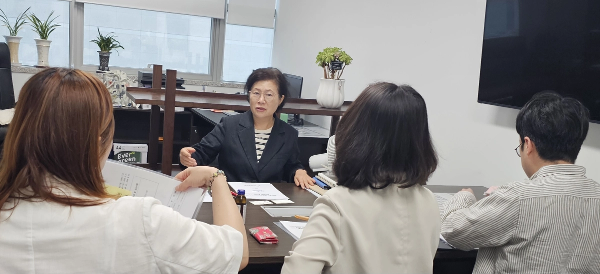▲박은경 의원이 31일 의원실에서 경기도교육청 정책기획관 및 경기도교육연구원 관계자들과 사전설명회 및 정담회를 진행하고 있다. (사진=경기도의회)