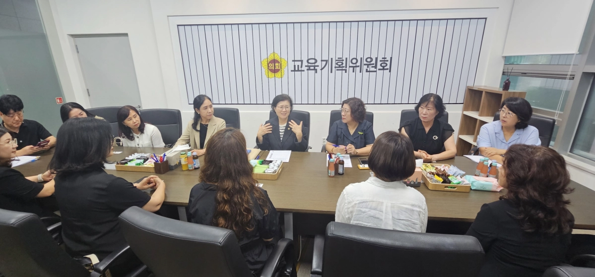 ▲박은경 의원이 31일 교육기획위원회 소회의실에서 경기도어린이집연합회 관계자들과 유보통합 관련 정담회를 진행하고 있다. (사진=경기도의회)
