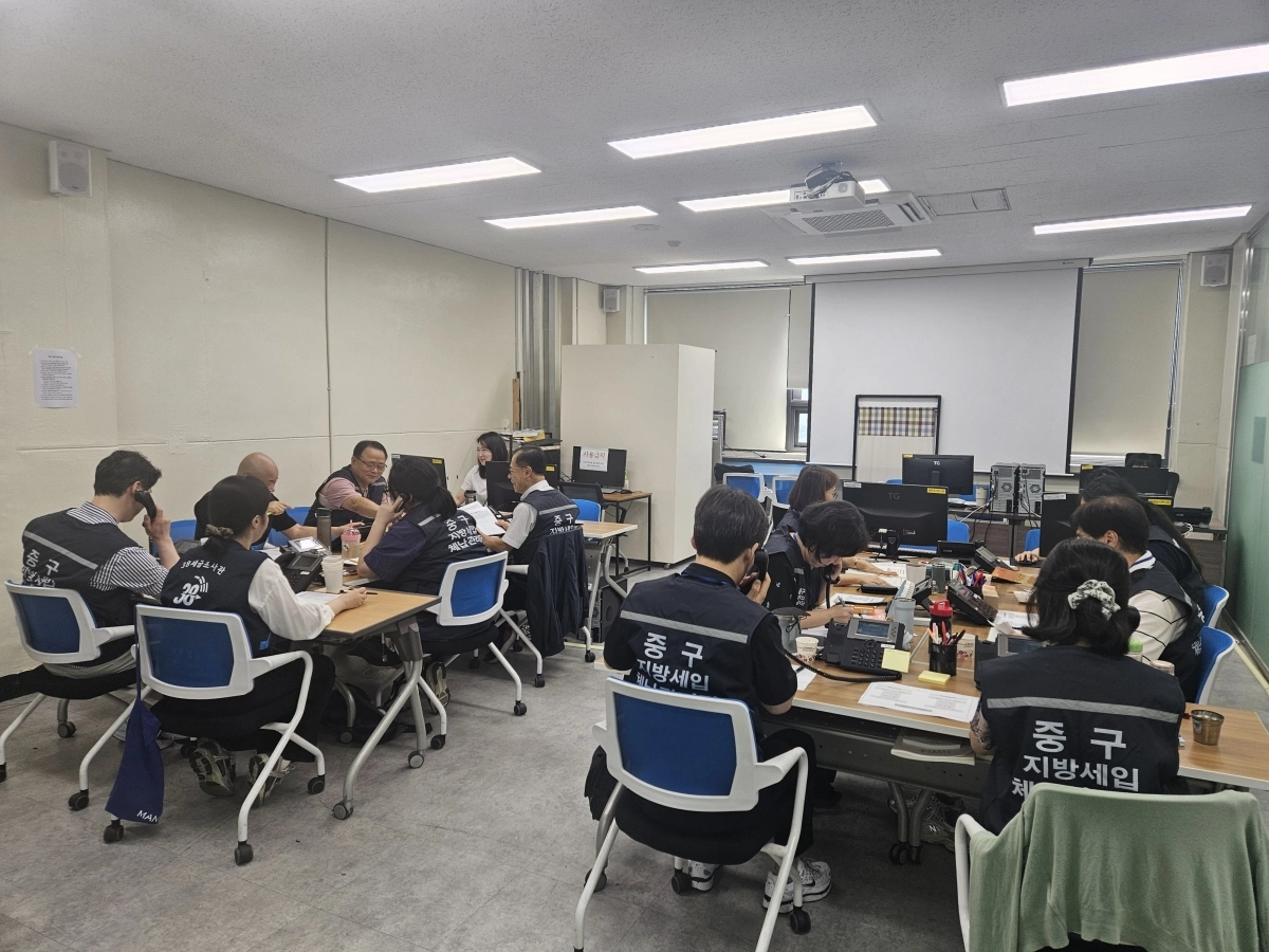 서울 중구 ‘지방세입 체납관리단’이 지난달 6일 구청 체납관리단 사무실에서 근무하고 있다. 중구 제공