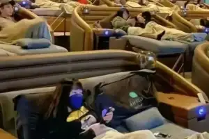 직장인 환호성 터진 ‘월 8100원 영화관 낮잠’…텅 빈 中 영화관의 묘수