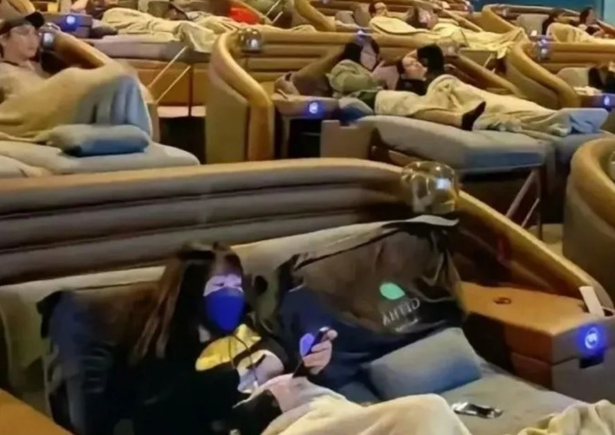 중국의 한 영화관이 월 멤버십 서비스로 낮잠 공간을 제공해 인근 직장인들 사이에서 큰 호응을 얻고 있다. 사우스차이나모닝포스트(SCMP) 캡처