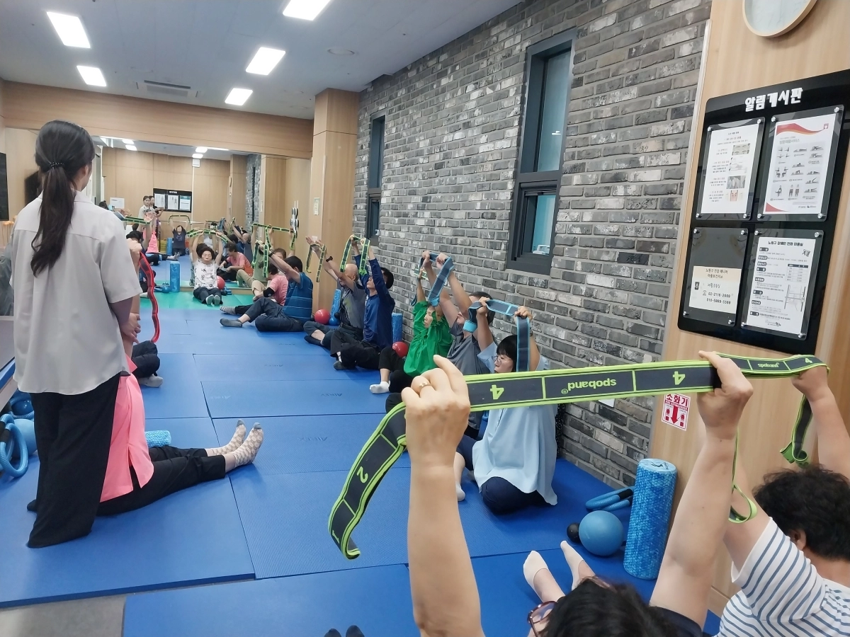 노원구 주민들이 마들보건지소에서 물리치료사의 지도 하에 뇌크레이션 프로그램에 참여하고 있다. 노원구 제공