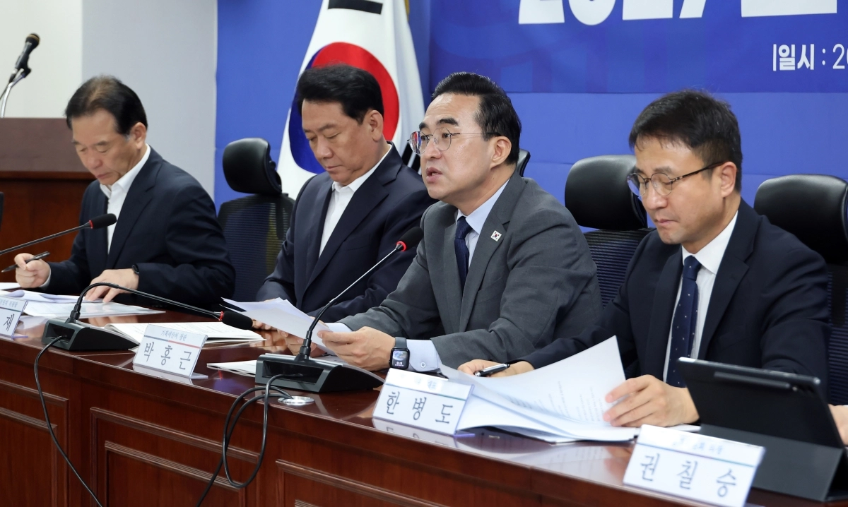 박홍근 기획예산처 장관이 25일 국회 의원회관에서 열린 2027년 예산안 당정 협의에서 발언하고 있다. 왼쪽부터 국회 정태호 예결위 간사, 이광재 예결위원장, 박 장관, 더불어민주당 한병도 원내대표. 연합뉴스