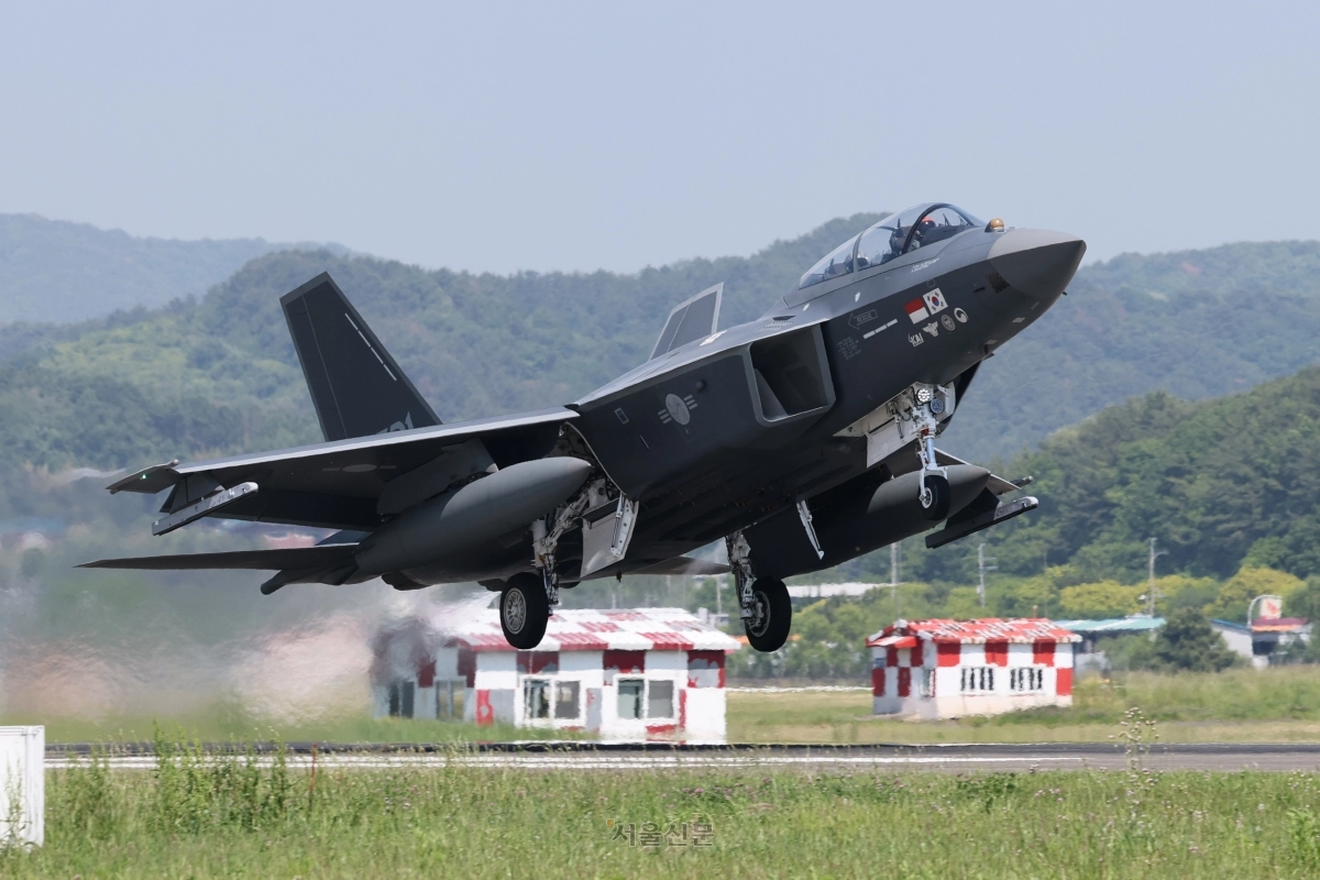 경남 사천시 공군3훈련비행단에서 국산 초음속 전투기 KF-21 시제기가 지난 5월 힘차게 이륙하고 있다.  사진공동취재단