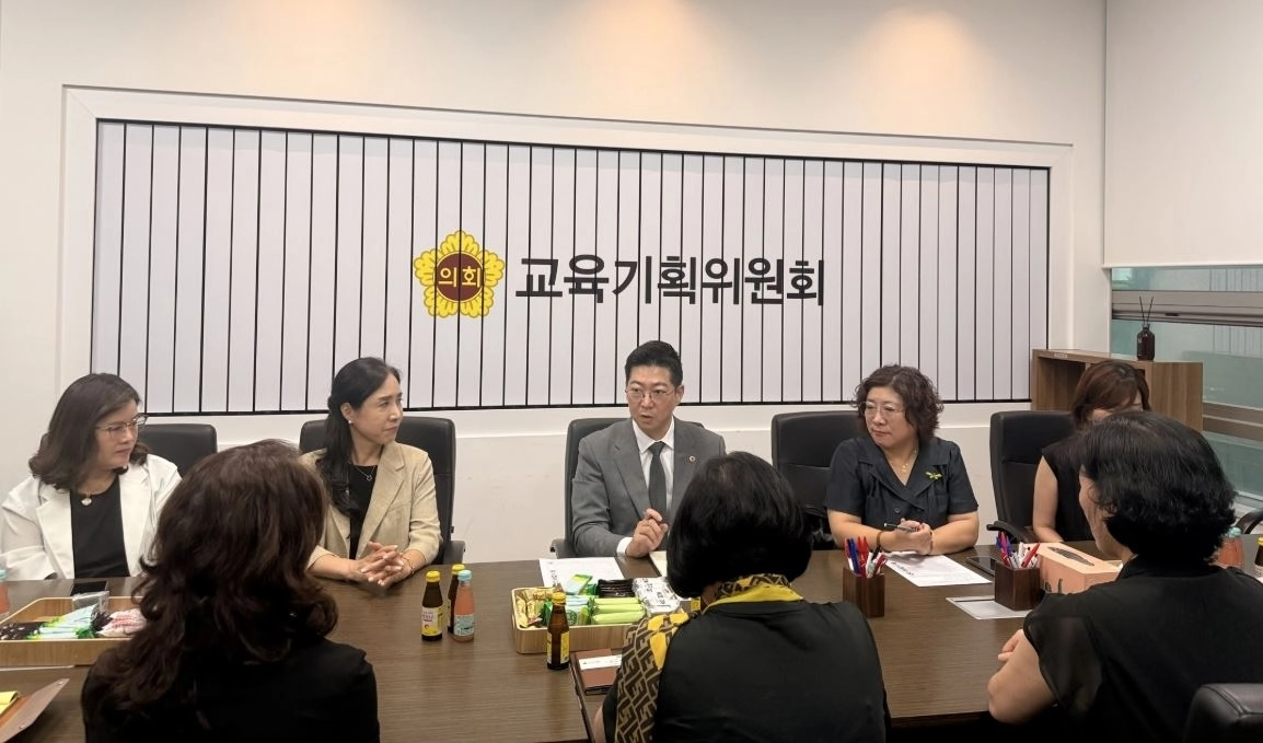 지난달 31일 경기도 및 고양시 어린이집연합회 관계자들과 도내 외국인 아동의 보육료 지원 격차 해소 및 보육 환경 조성을 위한 해결 방안을 논의한 정연일 의원(사진=경기도의회)