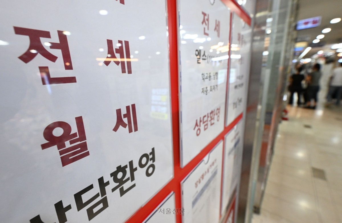 전세 가격 상승으로 물량이 부족한 가운데 1일 서울의 한 부동산 시세판에 전.월세 관련 정보가 걸려있다. 2026.9.1 도준석 전문기자