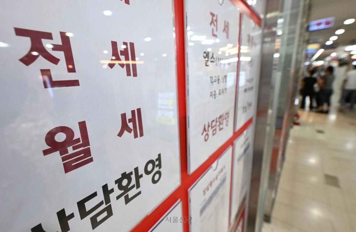 전세 가격 상승으로 물량이 부족한 가운데 1일 서울의 한 부동산 시세판에 전.월세 관련 정보가 걸려있다. 2026.9.1 도준석 전문기자
