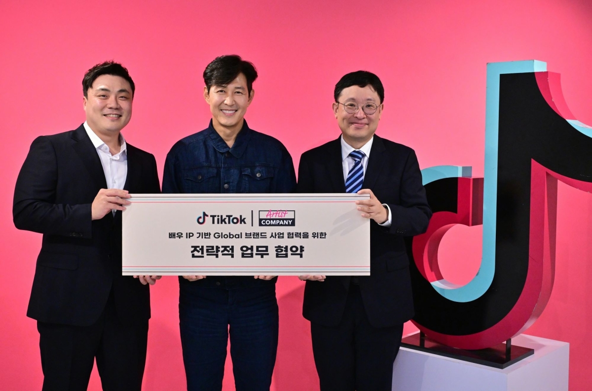 아티스트컴퍼니가 1일 틱톡과 배우 IP 기반 글로벌 브랜드 사업 협력을 위한 MOU를 체결했다. (왼쪽부터) 아티스트컴퍼니 박승현 대표, 이정재 배우, 틱톡 코리아 정재훈 운영 총괄 (아티스트컴퍼니 제공)