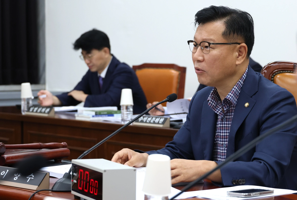 이양수 국회 정보위원회 위원장이 1일 서울 여의도 국회에서 열린 정보위원회 전체회의에서 발언하고 있다. 연합뉴스