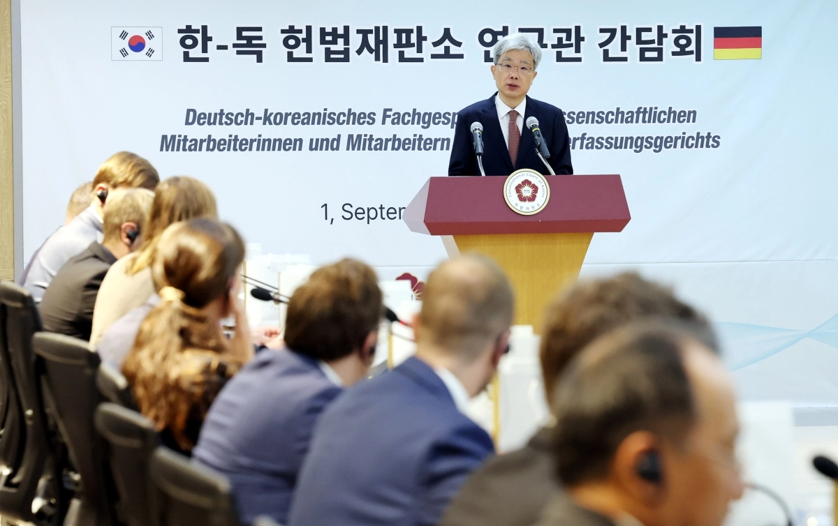 김상환 헌법재판소장이 1일 서울 종로구 헌법재판소에서 열린 한국-독일 헌재 연구관 간담회에서 환영사를 하고 있다. 뉴시스