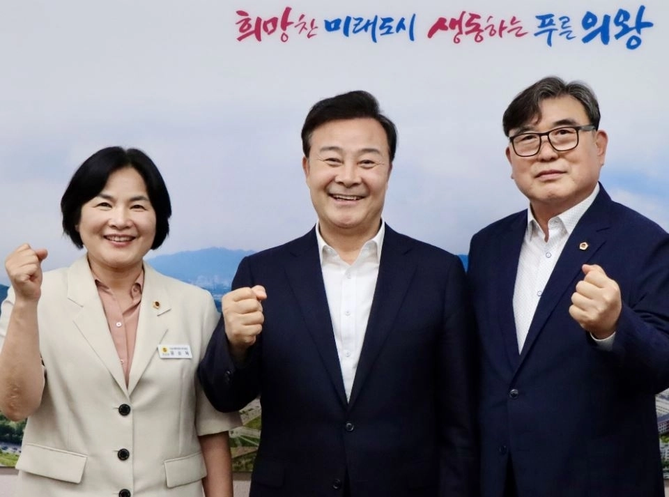 ▲ 지난달 31일 의왕시청 시장실에서 김성제 의왕시장(가운데)과 차담회를 갖은 윤순옥 의원(왼쪽 첫 번째)과 김진후 의원(오른쪽 첫 번째). (사진=경기도의회)
