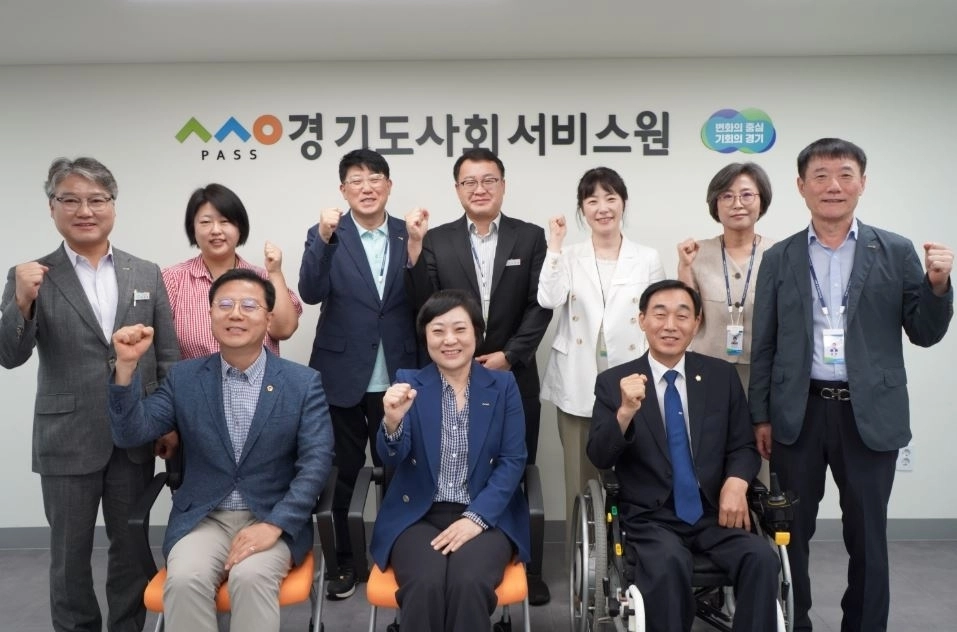 ▲ 지난 8월 31일 김성기 의원과 경기도사회서비스원(원장 안혜영)을 방문한 김현덕 의원이 참석자들과 기념촬영을 하고 있다. (사진=경기도의회)