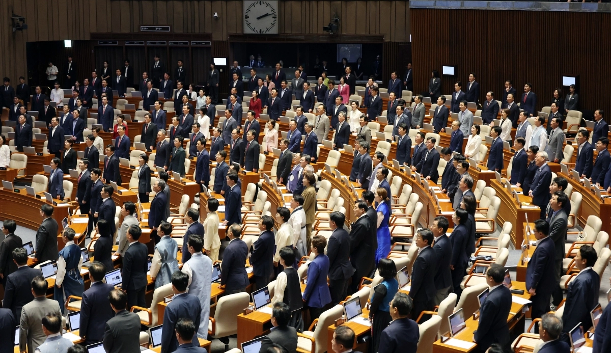 1일 국회에서 열린 정기국회 개회식에서 여야 의원들이 애국가를 부르고 있다. 2026.9.1 연합뉴스