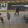 [속보] 행인 폭행 20대男, 상의 벗고 경찰 위협하다 테이저건 겨누자 스스로 쓰러져 체포돼