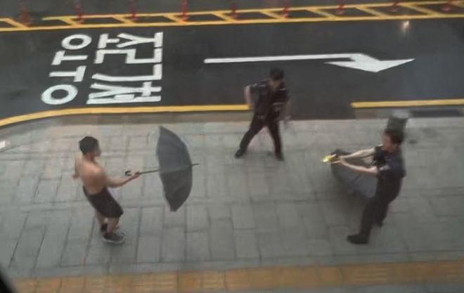 [영상] 행인 폭행 20대男, 상의 벗고 경찰 위협하다 테이저건 겨누자 스스로 쓰러져 체포돼