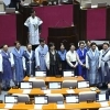 한복 입고 기념촬영 하는 의원들