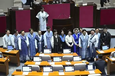 한복 입고 기념촬영 하는 의원들