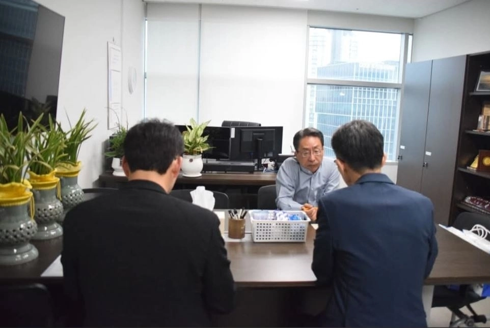 ▲ 지난 8월 31일 경기도의회 권태익 의원실에서 이필수 경기도의료원장과 간담회를 갖은 권태익 의원(사진=경기도의회)