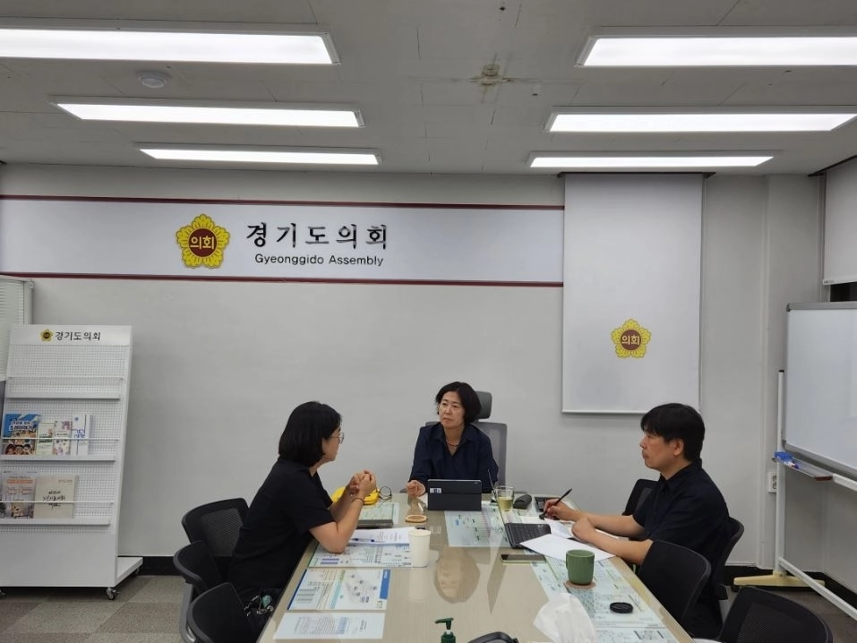 ▲ 지난달 31일 경기도의회 의정부상담소에서 경기도의료원 의정부병원 노동조합 이은혜 지부장을 만난 유수연 의원(사진=경기도의회)
