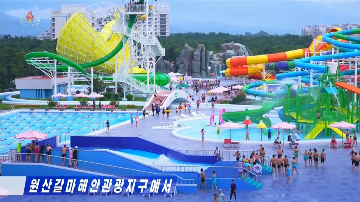 북한 조선중앙TV는 18일 ‘원산갈마해안관광지구’에 수많은 사람들이 찾아와 즐거운 휴식을 보내고 있다고 보도했다. [조선중앙TV 화면] 2026.7.18. 연합뉴스