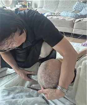 전문미용사가 지난 7월 28일 고령자를 대상으로 방문이미용 서비스를 제공하고 있다. 동작구 제공