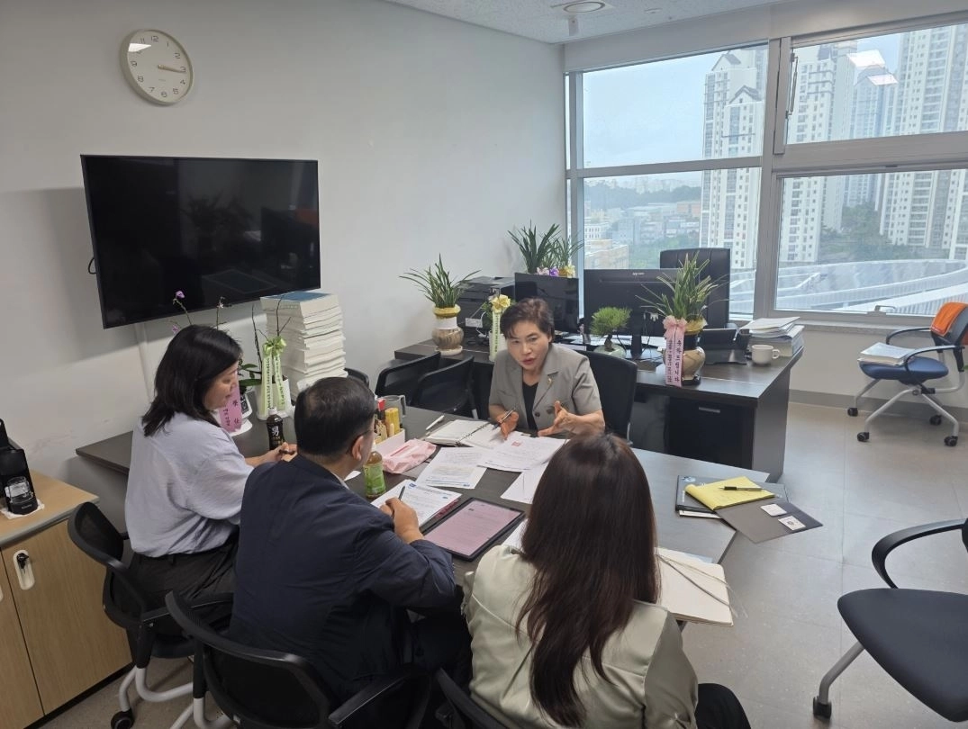 ▲ 지난 8월 31일 의원실에서 경기도 공공기관담당관실 관계자들과 간담회를 가진 국은주 의원(사진=경기도의회)