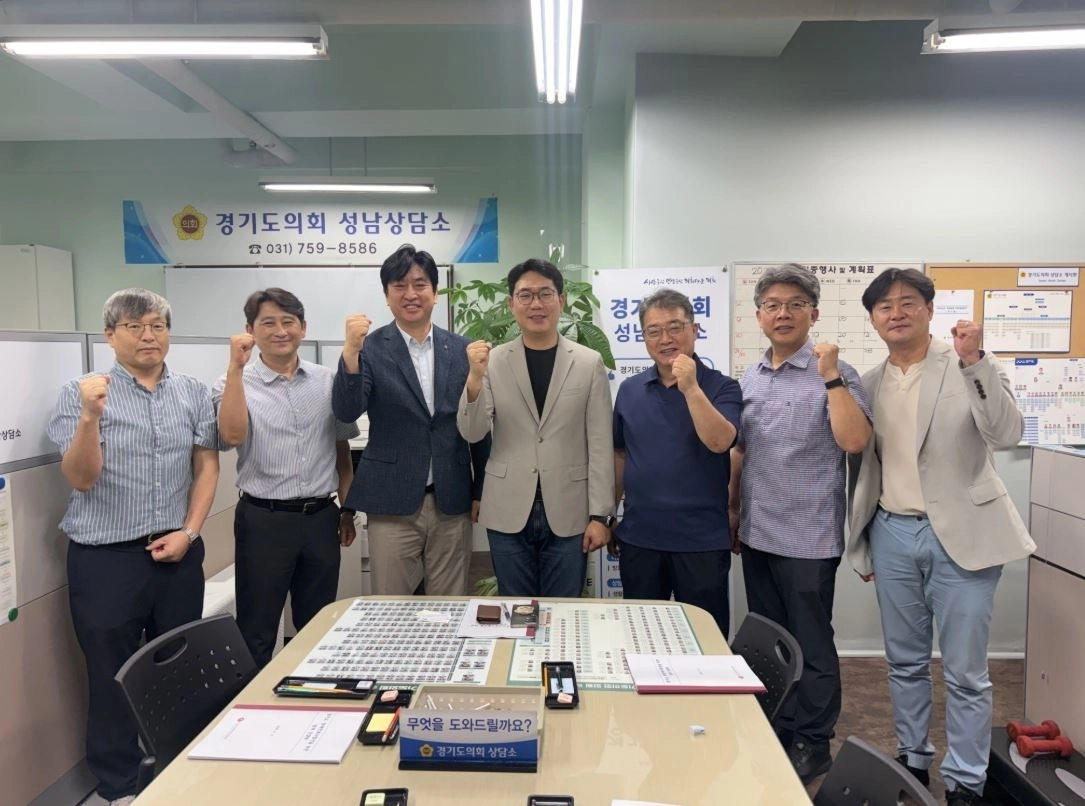 ▲ 지난달 31일 경기도의회 성남상담소에서 경기도장애인복지시설연합회 전창호 회장과 만난 문승호 의원(사진=경기도의회)