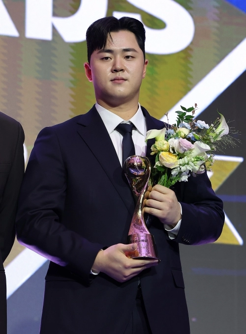 24일 오후 서울 송파구 잠실 롯데월드 호텔에서 열린 프로야구 ‘2025 신한 SOL 뱅크 KBO리그’ 시상식에서 포수 부문 수비상을 수상한 NC 김형준이 기념 촬영을 하고 있다. 2025.11.24 뉴스1