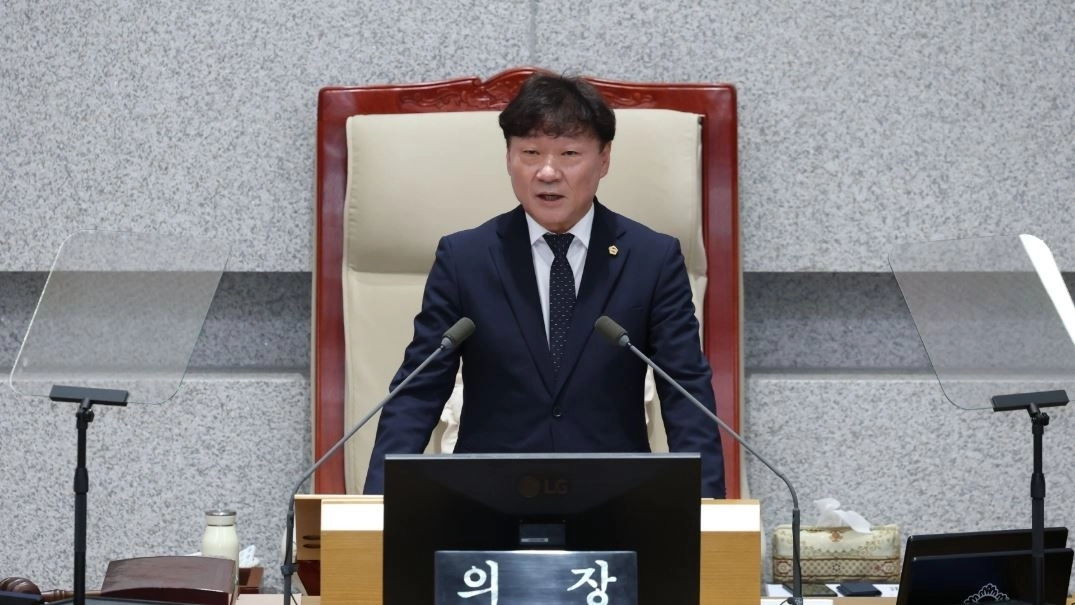 ▲ 1일 도의회 본회의장에서 열린 제393회 임시회 제1차 본회의에서 개회사를 하는 남종섭 의장(사진=경기도의회)
