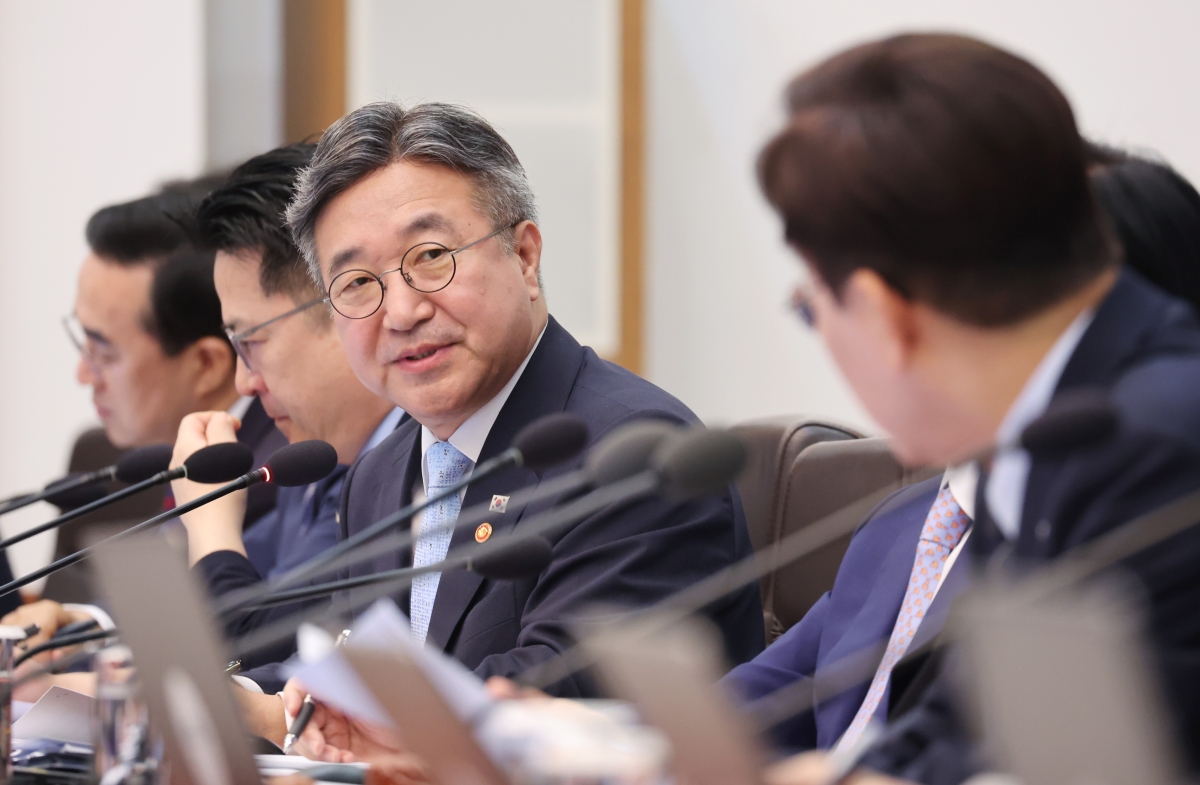 이 대통령 질의에 답하는 윤호중 장관