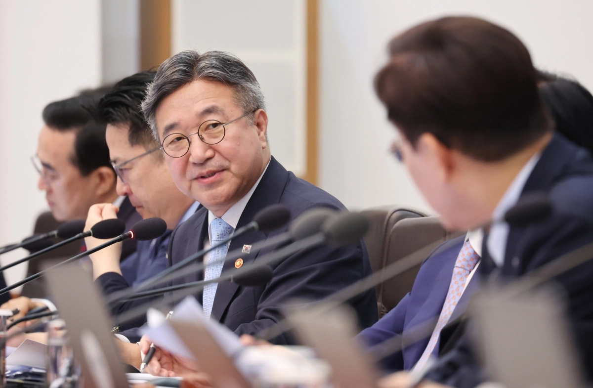 이 대통령 질의에 답하는 윤호중 장관