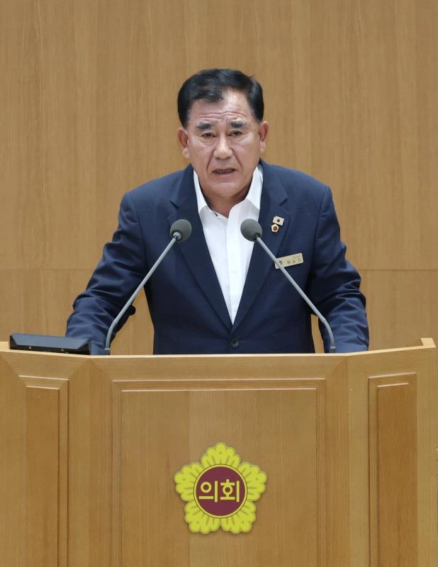▲경기도의회 백승기 예산결산특별위원장이 1일 열린 제393회 임시회 제1차 본회의에서 용인 반도체 클러스터 관련 안성 지역 상생 대책 마련을 촉구하는 5분 자유발언을 하고 있다. (사진=경기도의회)