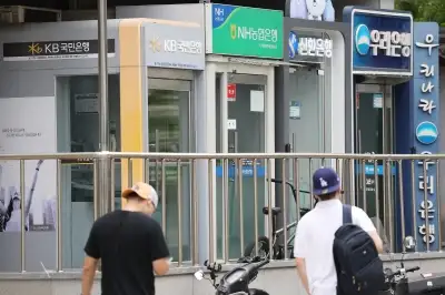 “대출 풀렸다는데 왜?”… 집단대출 1년 11개월 만 최대, 신용대출은 감소