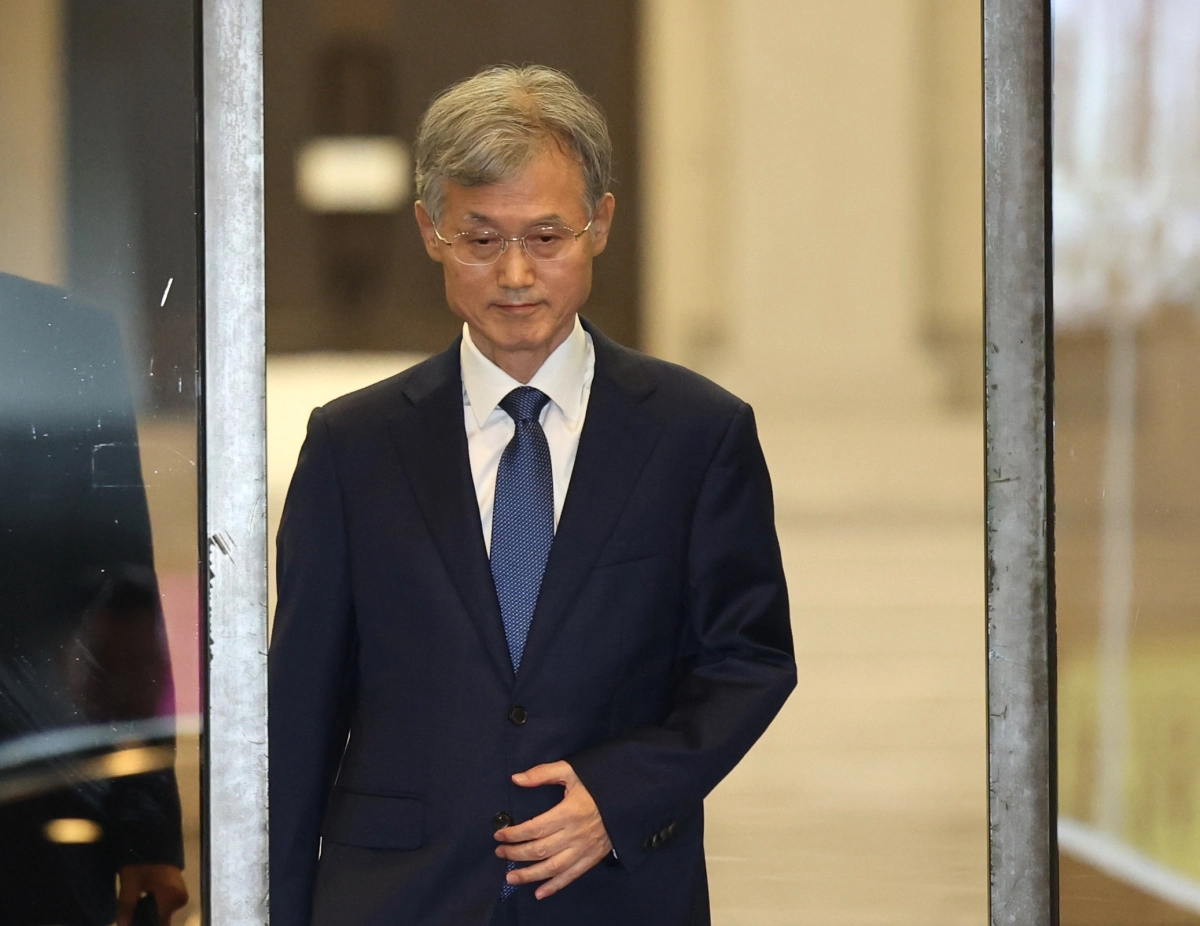 조희대 대법원장이 지난달 28일 서울 서초구 대법원에서 퇴근하고 있다. 연합뉴스