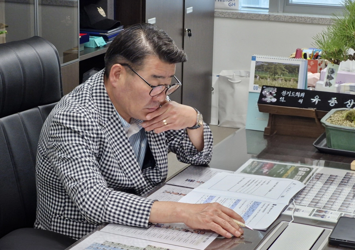 ▲유종상 의원이 1일 의원실에서 도시환경위원회 소관부서 관계자들로부터 2026년도 제2회 추가경정예산안 사전 보고를 받고 있다. (사진=경기도의회)